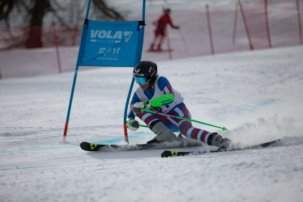 Floris rond een poort tijdens een reuzenslalom